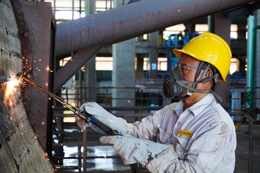 海南礦業(yè)員工陳用利喜獲2024年度全國(guó)機(jī)械冶金建材行業(yè)“最美職工”2.jpg