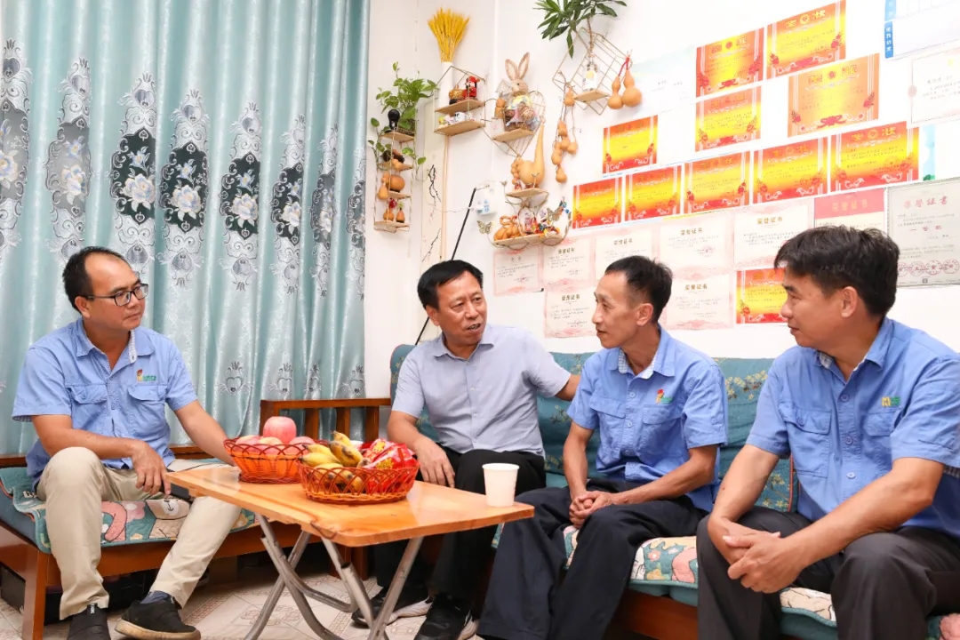 海南省總工會到海南礦業(yè)走訪慰問全國勞模朱平