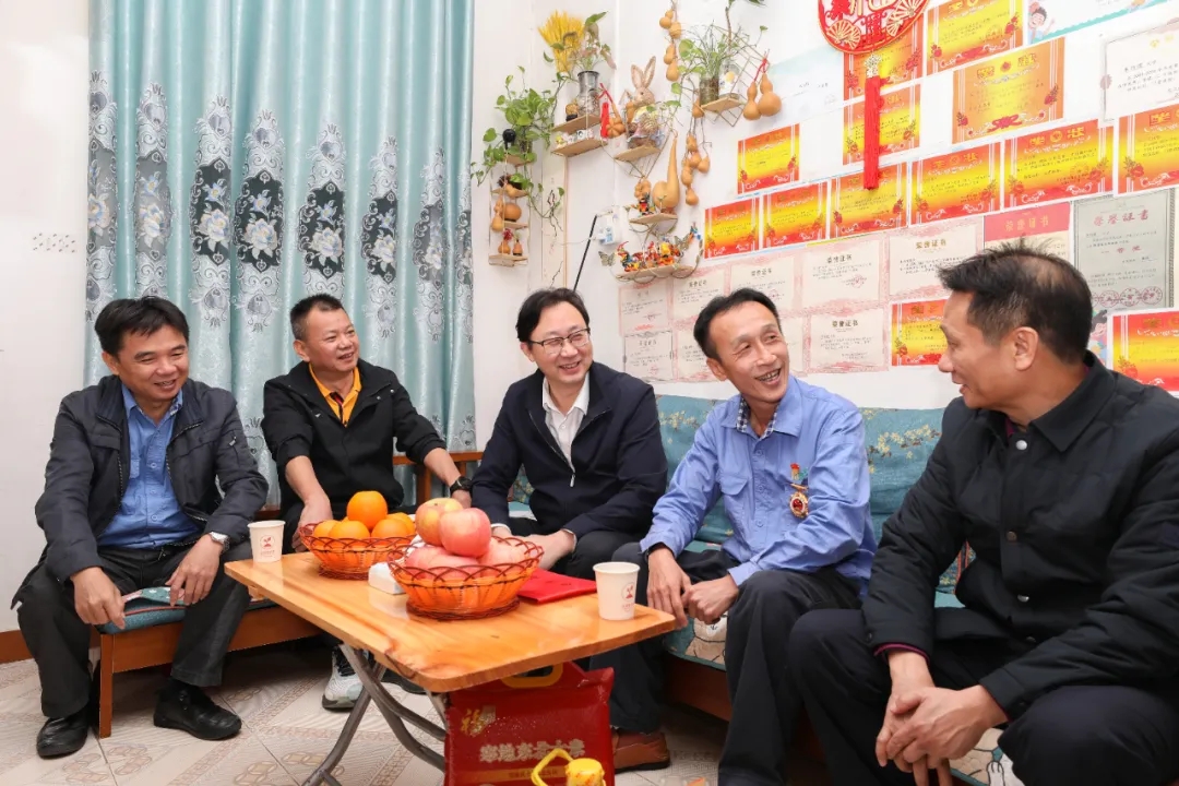 海南省總工會(huì)副主席陳波走訪慰問(wèn)海南礦業(yè)員工